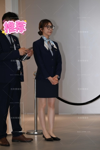 斯斯文文的通勤装眼镜妹