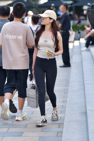 街拍黑色紧身瑜伽裤小妹