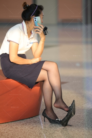 韵味超薄黑丝轻熟美妇晾脚挑鞋