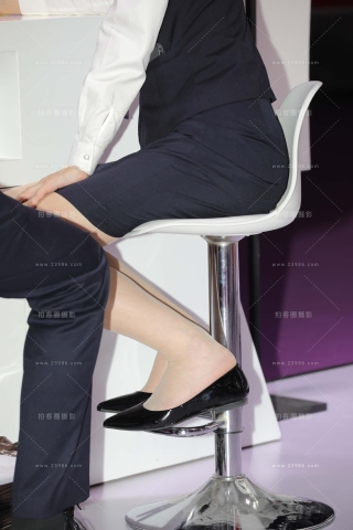 银行前台小姐姐工作中拖鞋晾丝