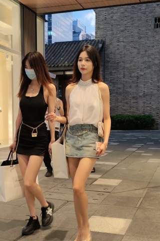 街拍牛仔裙小姐姐