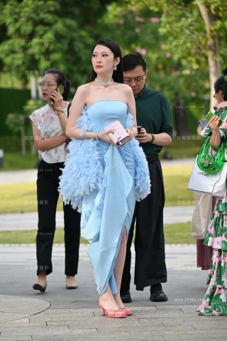 蓝色晚装长裙，玉zu凉高跟美女