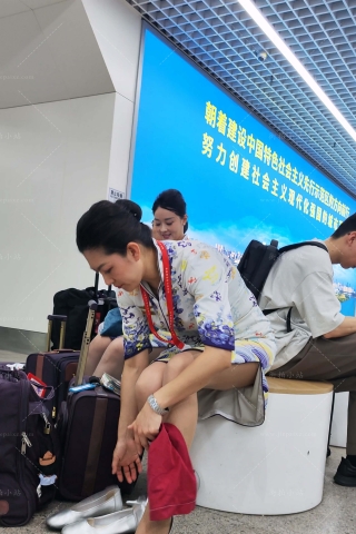 4K视频罕见海航客舱经理灰丝换鞋过程袜根绝美