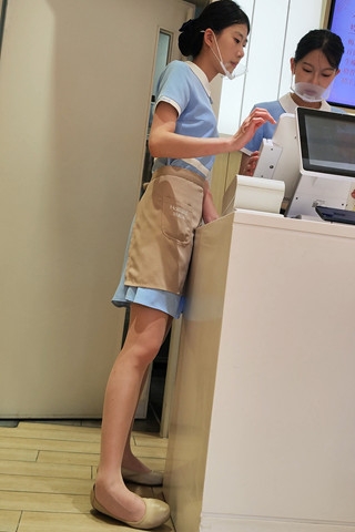查看完整内容：4K视频好利来肉丝美腿店员形象身材媲美空姐 - 共7张图片