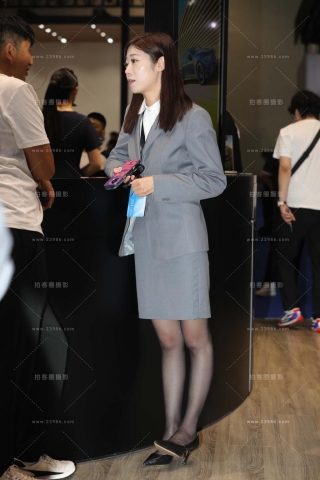 非常气质的美女汽车销售顾问