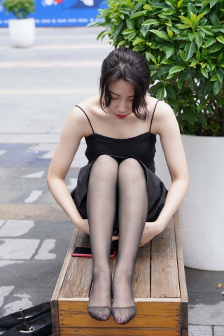 黑色吊带裙黑丝美眉 【图片➕视频】