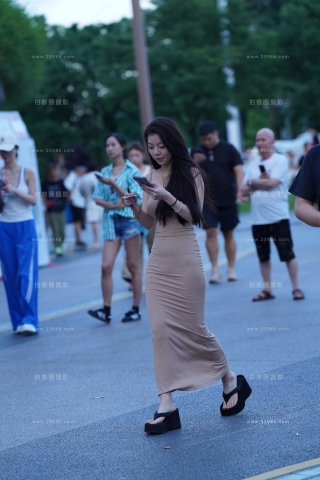 街拍长裙吊带小姐姐