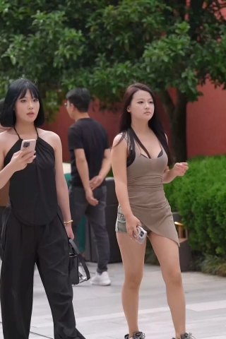 热裤美眉跟闺蜜