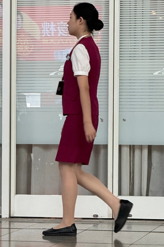 候车室制服工作人员