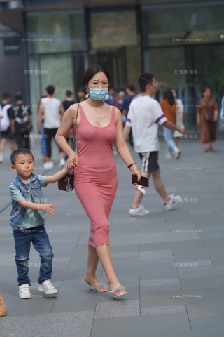 街拍吊带裙宝妈