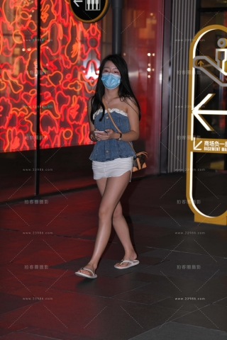 美腿白色人字拖小妹
