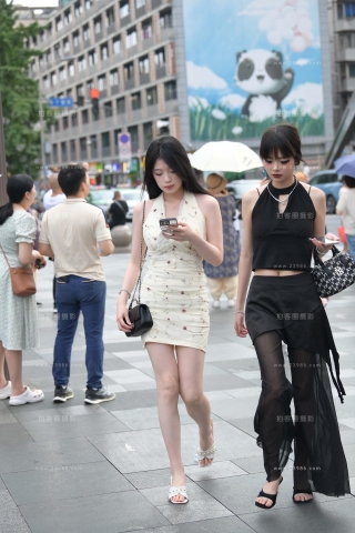 奶白肌肤，超短裙小姐姐