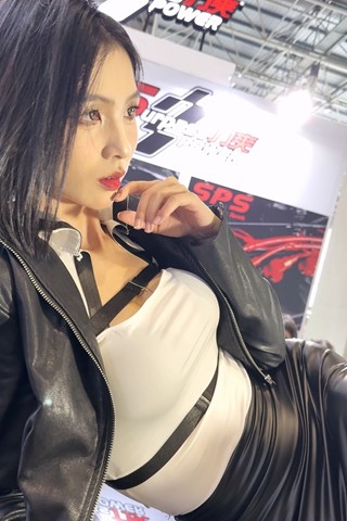 车顶黑丝皮裙