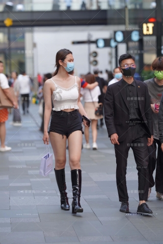 街拍热裤长靴长腿美眉