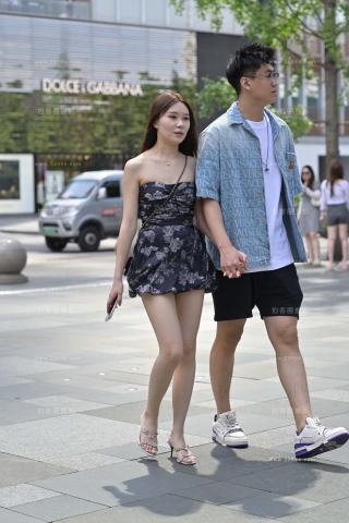 帅哥的白皙女盆友