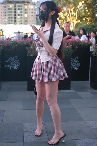 搭讪格子超短裙美眉