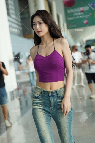 紫色吊带衫牛仔裤长腿美女