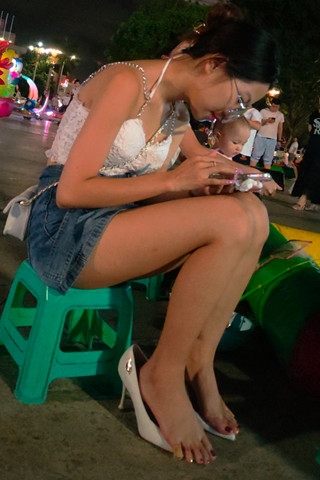 钦州港广场的极品白高跟女人1