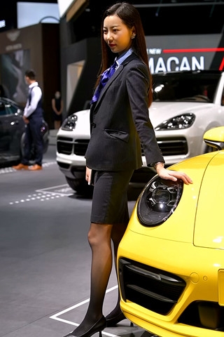 卖车的黑丝销售经理