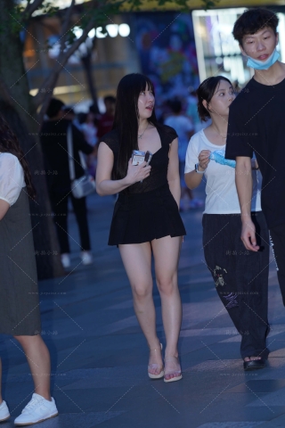 夜拍美腿黑色短裙小姐姐