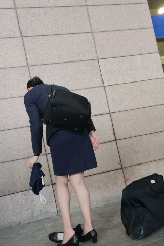 机场偶遇灰色丝东航空姐换鞋太赞了