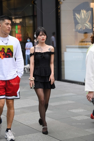 搭讪黑裙黑丝可爱小妹