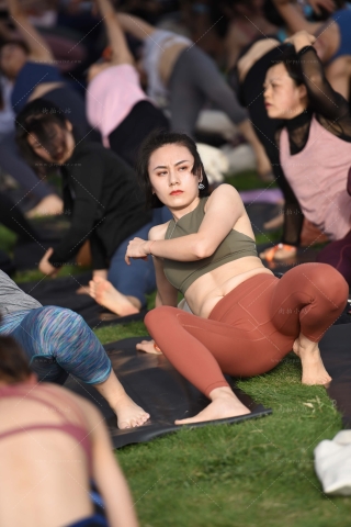 草地上拉伸~