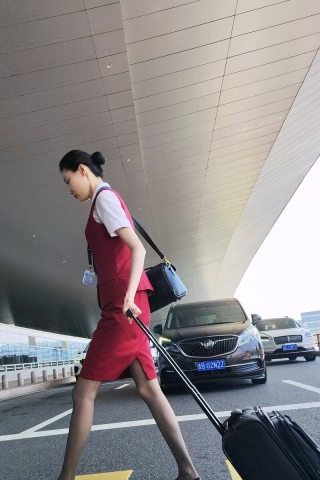 手机4k视频偶遇SC航国际空乘高挑身材大长腿深灰丝