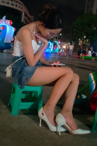 钦州港广场的极品白高跟女人4