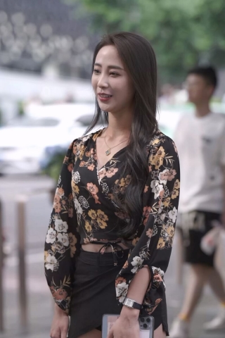 搭讪街拍美腿气质小姐姐