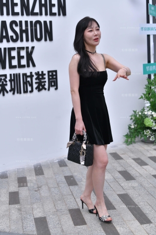 韵味吊带裙白皙美妇