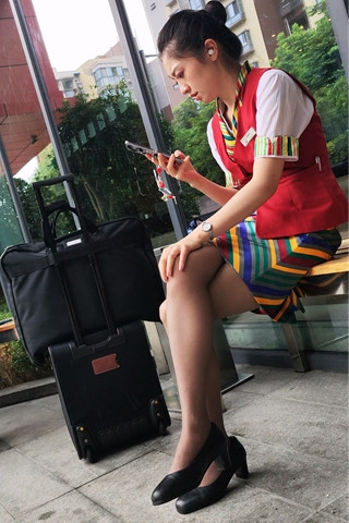 4K视频稀有场景酒店遇藏航空姐灰丝制服惊艳