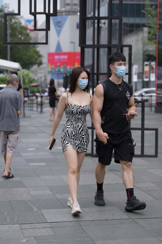 街拍低胸条纹裙女盆友