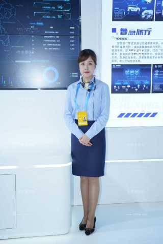 车展的一些咨客跟讲解员