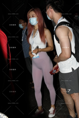 淡粉色紧身瑜伽裤美女