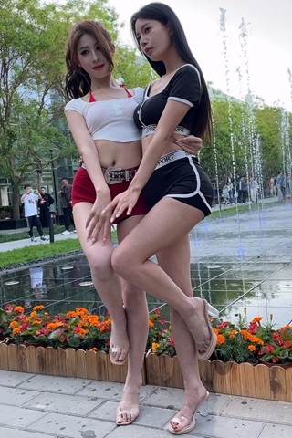 两位长腿网红美女