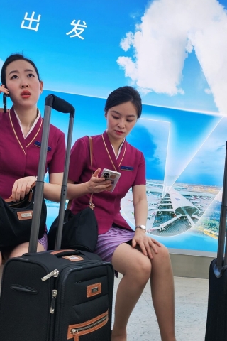 4K视频偶遇南航空姐精致美丽下班肉丝高跟