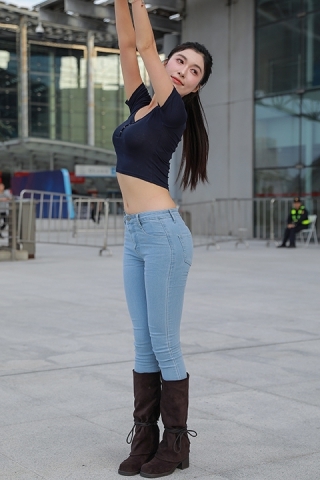 查看完整内容：蓝色牛仔裤美女 - 共36张图片