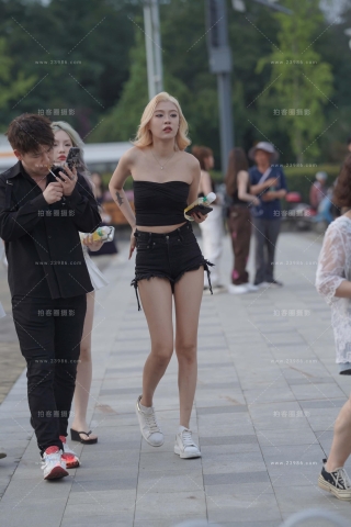 黑色热裤美眉