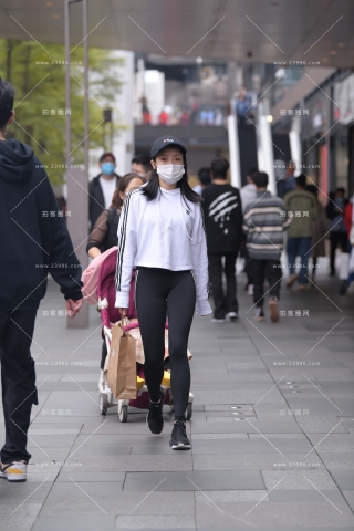 街拍紧身裤美眉
