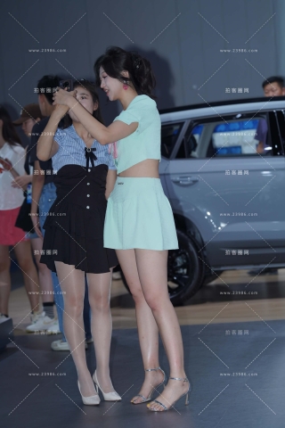 美腿车模小姐姐