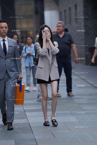 街拍西装外套美腿美眉