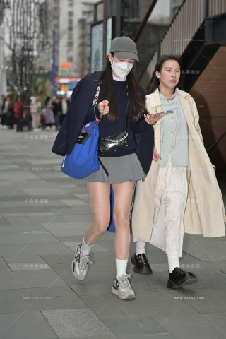 小姐姐袋子里装着一只猫