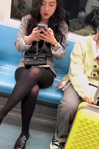 地铁上看手机的黑色丝美眉