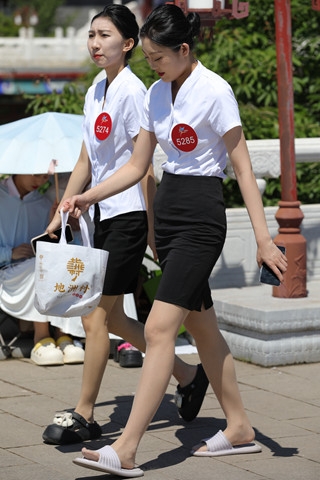 空乘大学生面试累了肉丝踩拖鞋