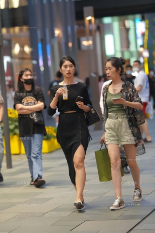 街拍漂亮的黑色裙小姐姐