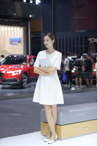 车展的白裙礼仪导购小姐姐