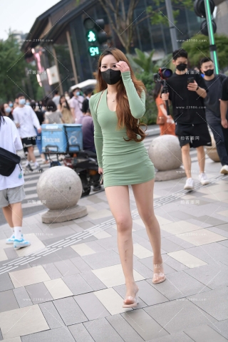 街拍包臀超短裙超薄肉丝美眉