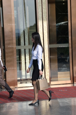 抓拍通勤装小姐姐好身材高颜值！