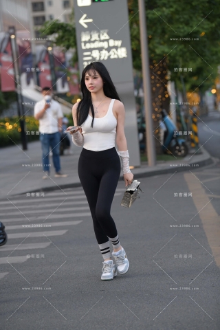 搭讪街拍紧身裤，蜜臀丁内美眉
